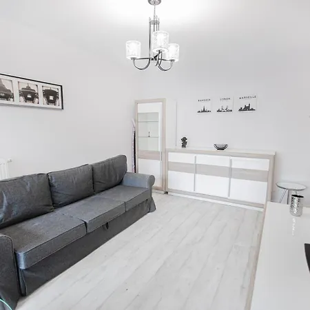 Appartement Lovely Close To The Center. Free Parking