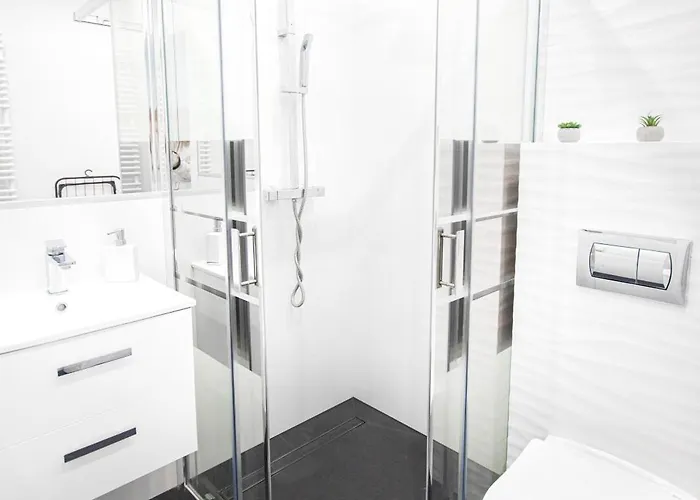 Lovely Close To The Center. Free Parking *